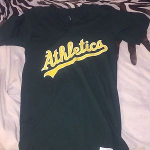 I’m selling a dark green sports shirt🥰